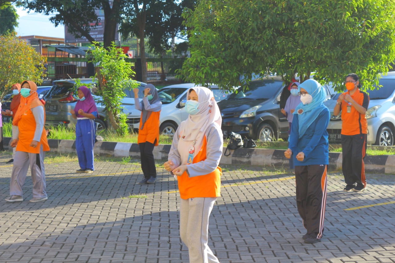 JUMAT SEHAT CHRSJMS DIISI DENGAN SENAM DAN BULU TANGKIS